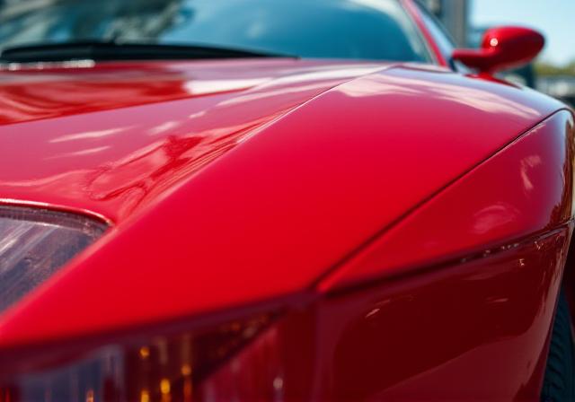 Ferrari Roma rossa con detailing impeccabile, vernice a specchio